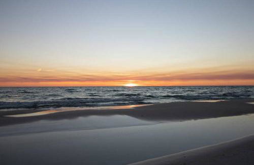 OceanView Oasis - Relax with Hot Tub, Breakfast, Fire Pit & Putting Green! - Foto 41