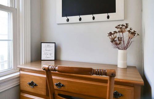 Large 4 Bedroom Home Close to Airport and IX Center - Foto 16