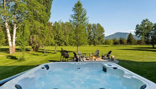 Lux Fly-Fishing Haven near Glacier Park - Hot Tub - Foto 3