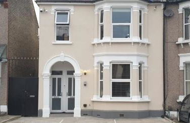 London Luxury 3 bedroom flat, 2 bathrooms, Living Room, free parking, 4 mins to station, garden - Foto 48