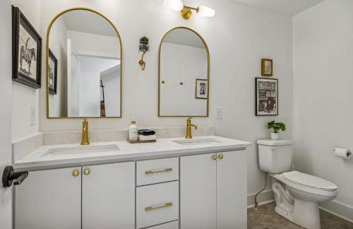 Modern Multi-Level Retreat with Rooftop Hot Tub - Foto 46