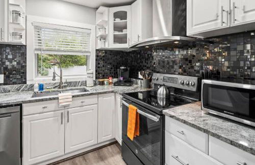 Adventure Awaits in Tampa Bay with Beautiful Decor 4BR with Backyard Oasis Near Busch Gardens & Adventure Island - Foto 32