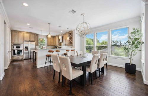 Resort vibe with Pool and Hot tub Downtown skyline views - Photo 25