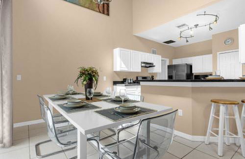 Upstay Home w Pool Hot Tub & Patio - Pet Friendly - Foto 13