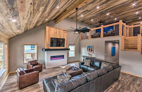 Upscale Riverfront Home with Beach and Fire Pit! - Foto 12