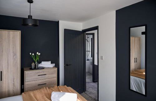 Beautiful 4 Bedroom - Close to QE Hospital & Uni - Photo 8