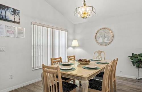 Sunny Getaway with Private Pool, Spa & Fenced Yard - Foto 31