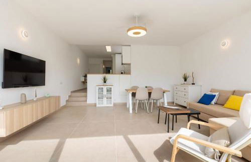 Moderno apartamento totalmente reformado con vistas al mar - Foto 1