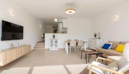 Moderno apartamento totalmente reformado con vistas al mar - Foto 1