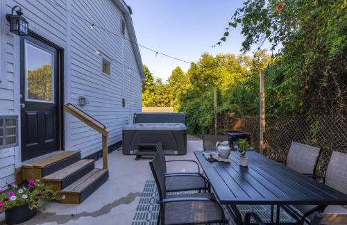 Cozy Spring Night HotTub Firepit PetFriendly Patio - Foto 25