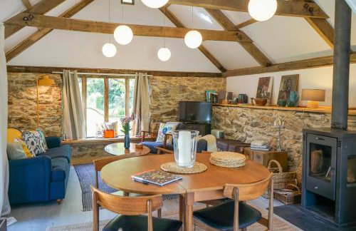 Escape to an Idyllic Countryside Couple's Retreat - Photo 14