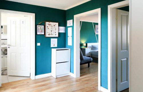 - Forest Retreat Deluxe - 2 Bedroom Apartment - 75 qm - Fully Renovated 2025 with TV & Netflix - King Size Beds - Full Kitchen - Free Parking - Close to Airport & Train - - Foto 13