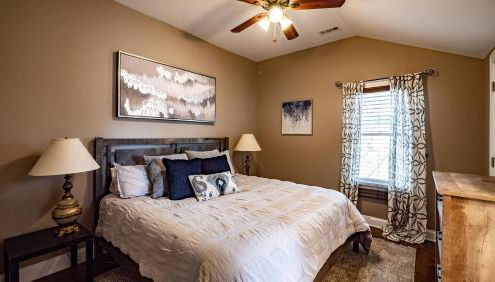 Cheerful 5-bedroom w/Screened Patio, Sleeps 10 in the heart of Fremont! - Foto 5