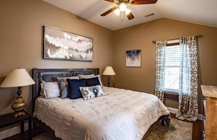 Cheerful 5-bedroom w/Screened Patio, Sleeps 10 in the heart of Fremont! - Foto 5