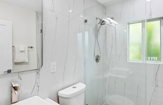 Uhost AI Stylish 1BR Bright Space w Patio - Foto 23