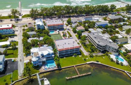 Perfect Beach Getaway with Bay Views & Boat Dock & Trailer Parking - Foto 15