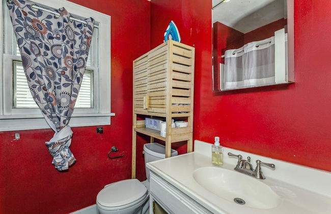 Cute Cozy and Cheerful 3 Bedroom House - Photo 25