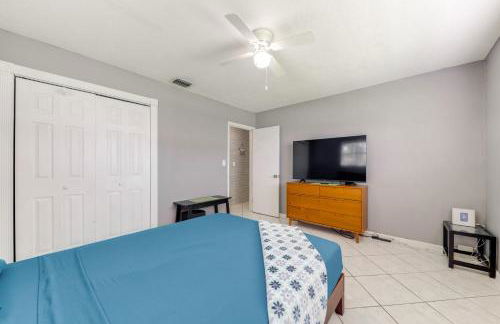 Fenced-In Yard Home 3 Mi to Hard Rock Stadium! - Photo 15