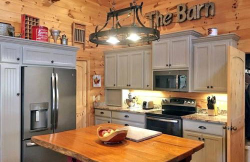 Water's Edge, Covered Porch, Deep Creek as your Backyard Haven, Hot Tub, Pool Table, Fire Pit, Close to Town & Entrance to National Park - Foto 67