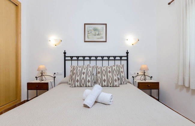 Private Villa With Inviting Space - Photo 3