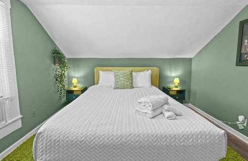 Cozy Downtown Stay w Private Backyard & Parking - Foto 43