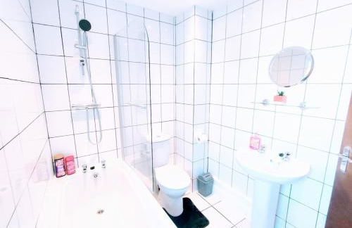 Crystal House Flat 3 - free private parking - metro - Foto 9