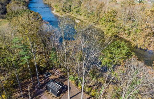 Modern Riverside Cabin w Hot Tub Fire Pit Kayaks - Foto 38