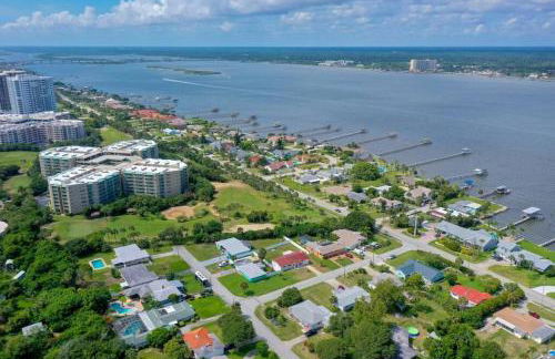 Large pool home and blocks away from the beach - Foto 58