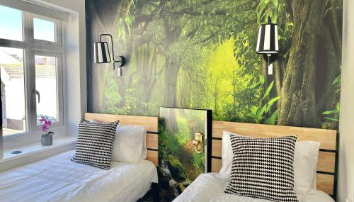 The Alice Apartment - by Coastline Retreats - Balcony Apartment - Alice in Wonderland Themed Secret Room - Luxury Copper Bath in Master Bedroom - Foto 2