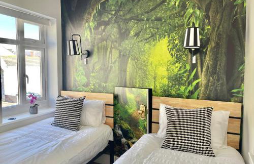 The Alice Apartment - by Coastline Retreats - Balcony Apartment - Alice in Wonderland Themed Secret Room - Luxury Copper Bath in Master Bedroom - Foto 2