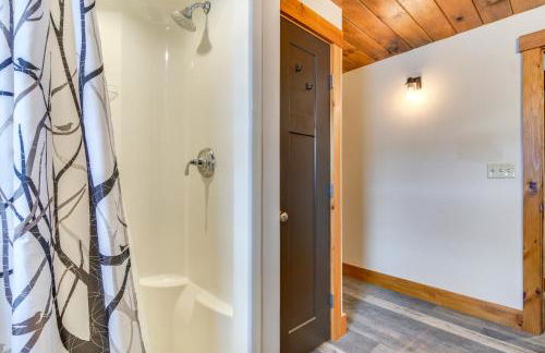 Lakefront New Hampshire Hideaway with Deck and Views - Foto 22