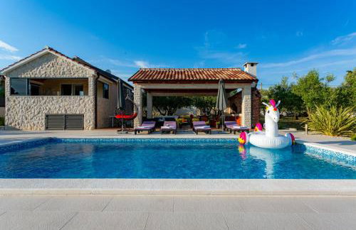 Villa Lorema-pet friendly on 5000 sqm garden,pool, jacuzzi, billiard&PS5 - Foto 2