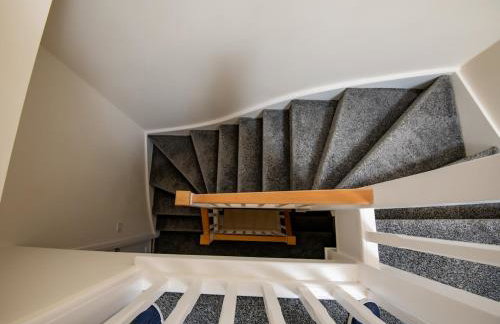 Luxury 5BDR with City Access, Free Parking and Wi-Fi - Photo 32