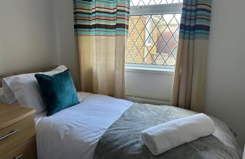 Peaceful 2-Bed Bungalow with Garden & Parking in Bramley Village, Rotherham - Foto 34