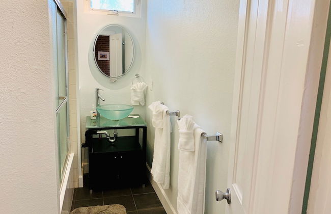 The Cottage! Chic Bungalow Near Old Town Square! - Foto 11