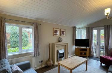 Churchill Lodge - Photo 1