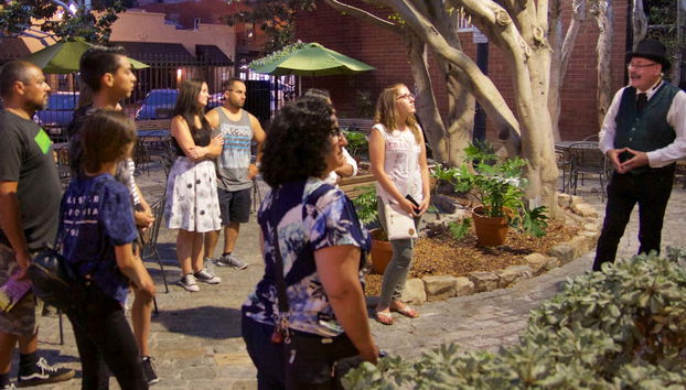 Tour dei fantasmi di San Diego - Foto 2, Ascoltando le spiegazioni della guida