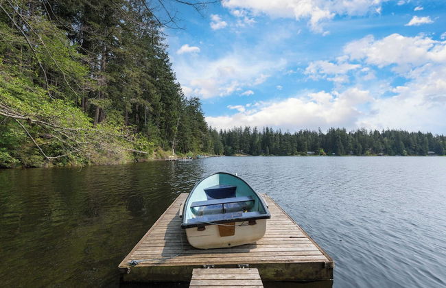 Goss Lake Chalet by Avantstay Lakefront w/ Dock - Photo 4
