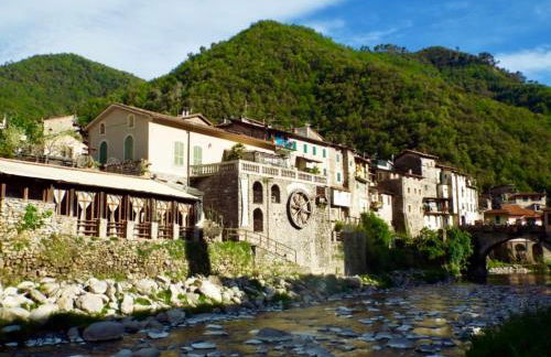 Casa Celestine in Via Orsini Isolabona Liguria Italy Sleeps 5 - Foto 49