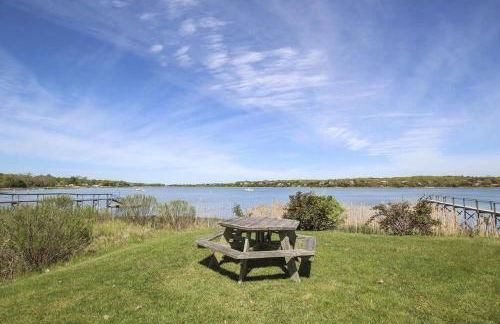 Waterfront Fun at this Huge Family Estate - Foto 74