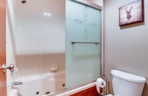 Lake Access and Private Hot Tub at Poconos Home! - Foto 25