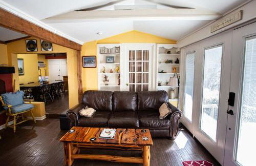 Cozy 2BR Cabin - King Bed Bunks Fire Pit & BBQ - Foto 17