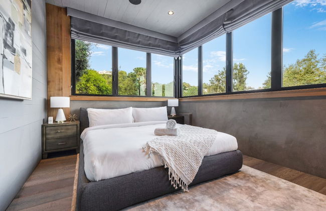 Beverly Glen Hillside Haven - Photo 2