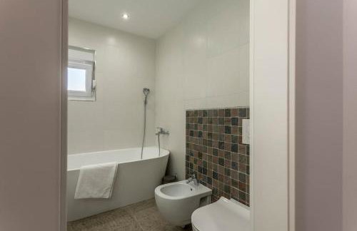 Luxe villa with pool, jacuzzi, and sauna - Foto 49