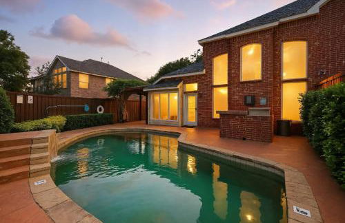 Lewisville Luxe Pool Getaway - Patio BBQ TV Room - Foto 1