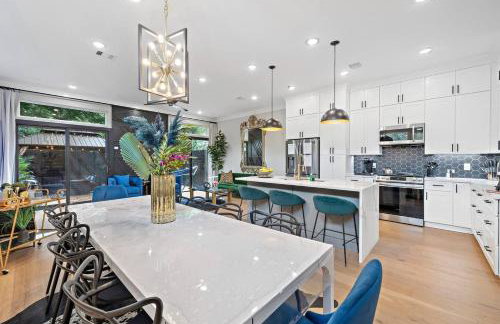 Black House - Downtown Elegance with HotTub and King Beds - Photo 5