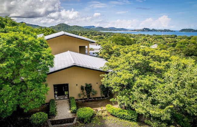 Nostalgic Retro Home on Luxurious Lot with a Private Infinity Pool and Ocean Views - Photo 30