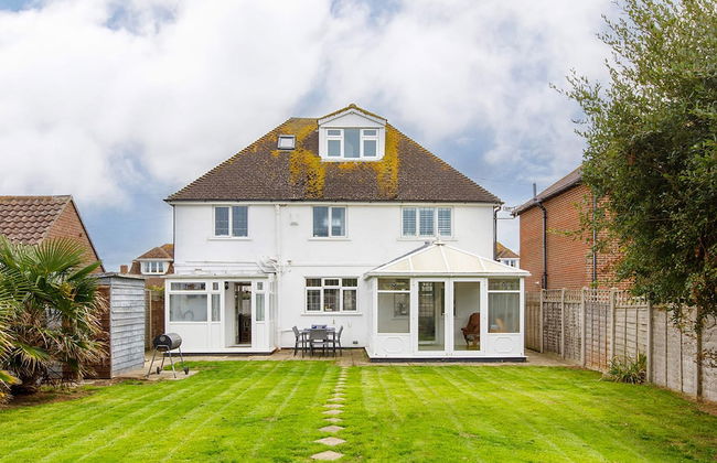 Bright Modern 4 br House 100 Metres From Beach - Photo 43