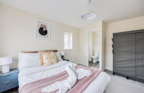 Detached House in Brooklands - Prime Location - Driveway Parking, Self-Check-In, Fast WiFi and Smart TV by Yoko Property - Foto 13