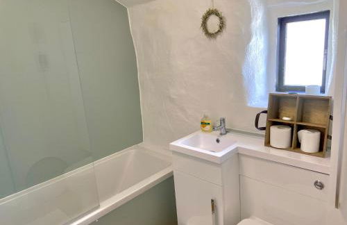 Idyllic Cornish Cottage, Superking bed, private garden dogs welcome - Photo 24